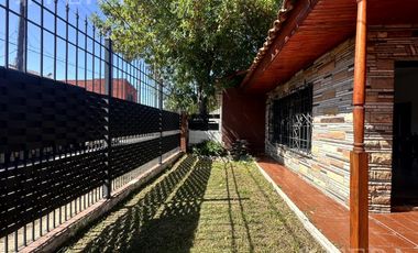 Venta casa 4 ambientes con jardín y fondo libre en Wilde