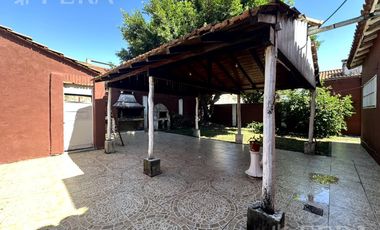 Venta casa 4 ambientes con jardín y fondo libre en Wilde