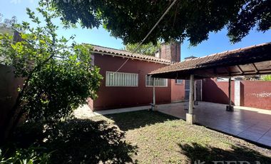 Venta casa 4 ambientes con jardín y fondo libre en Wilde