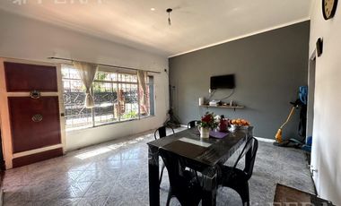 Venta casa 4 ambientes con jardín y fondo libre en Wilde