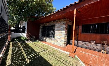 Venta casa 4 ambientes con jardín y fondo libre en Wilde
