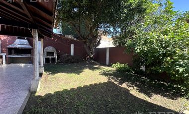 Venta casa 4 ambientes con jardín y fondo libre en Wilde