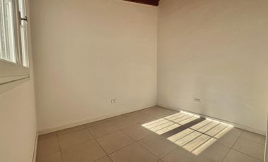 Casa 2 Ambientes con Escritorio y Patio, Zona San Juan.