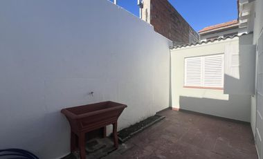 Casa 2 Ambientes con Escritorio y Patio, Zona San Juan.