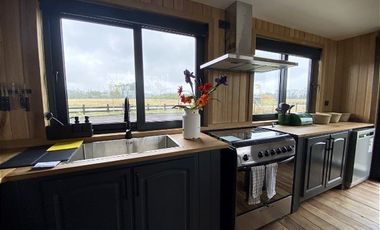Casa en Venta en Nueva Casa con vista a dos volcanes y acceso a laguna, maderas nativas, impecable