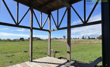 Casa en Venta en Nueva Casa con vista a dos volcanes y acceso a laguna, maderas nativas, impecable
