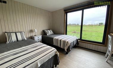 Casa en Venta en Nueva Casa con vista a dos volcanes y acceso a laguna, maderas nativas, impecable