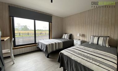 Casa en Venta en Nueva Casa con vista a dos volcanes y acceso a laguna, maderas nativas, impecable