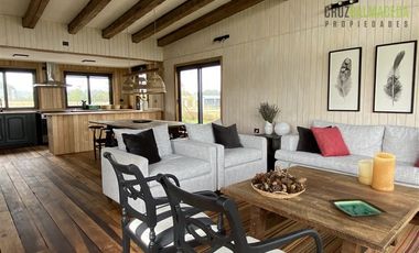Casa en Venta en Nueva Casa con vista a dos volcanes y acceso a laguna, maderas nativas, impecable