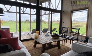 Casa en Venta en Nueva Casa con vista a dos volcanes y acceso a laguna, maderas nativas, impecable