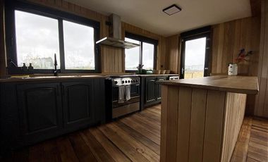 Casa en Venta en Nueva Casa con vista a dos volcanes y acceso a laguna, maderas nativas, impecable