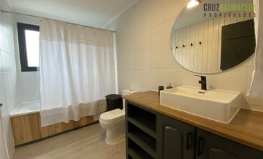 Casa en Venta en Nueva Casa con vista a dos volcanes y acceso a laguna, maderas nativas, impecable