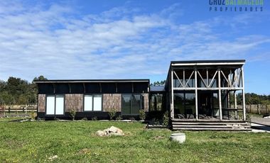 Casa en Venta en Nueva Casa con vista a dos volcanes y acceso a laguna, maderas nativas, impecable