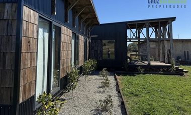 Casa en Venta en Nueva Casa con vista a dos volcanes y acceso a laguna, maderas nativas, impecable
