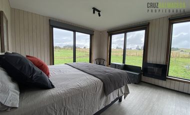 Casa en Venta en Nueva Casa con vista a dos volcanes y acceso a laguna, maderas nativas, impecable