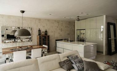 TULUM  HERMOSA VILLA EN VENTA SOBRE AVENIDA LA SELVA EN RESIDENCIAL