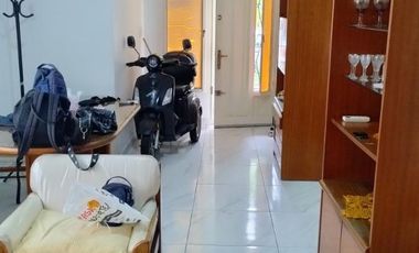 Excelente casa de 3 ambientes con cochera.