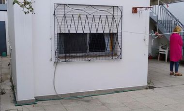 Excelente casa de 3 ambientes con cochera.