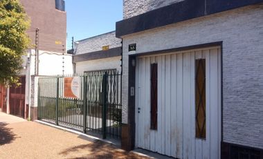 Excelente casa de 3 ambientes con cochera.