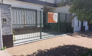Excelente casa de 3 ambientes con cochera.