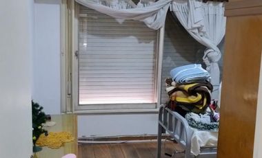 Excelente casa de 3 ambientes con cochera.