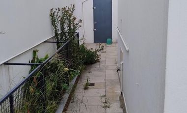 Excelente casa de 3 ambientes con cochera.