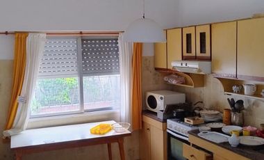 Excelente casa de 3 ambientes con cochera.