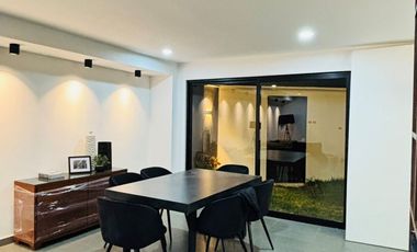 Excelente casa con doble frente y jardín cerca de Plaza Ankara