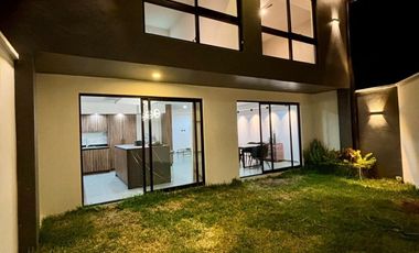 Excelente casa con doble frente y jardín cerca de Plaza Ankara