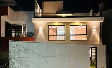 Excelente casa con doble frente y jardín cerca de Plaza Ankara