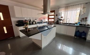 Casa 3 pisos con diseño innovador
