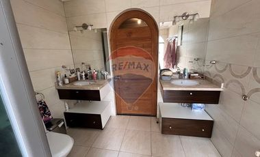 Casa 3 pisos con diseño innovador