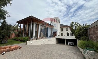 Casa 3 pisos con diseño innovador