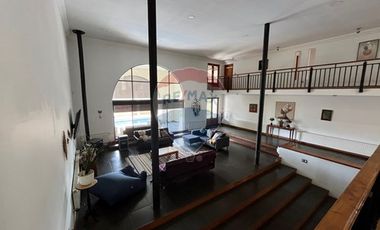 Casa 3 pisos con diseño innovador