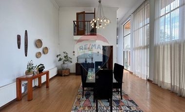 Casa 3 pisos con diseño innovador