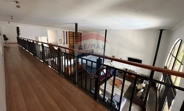Casa 3 pisos con diseño innovador
