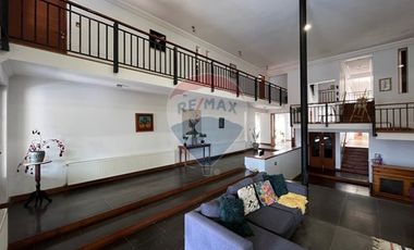 Casa 3 pisos con diseño innovador
