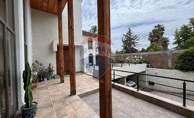 Casa 3 pisos con diseño innovador
