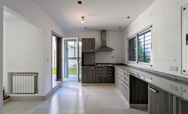 CASA VENTA VICENTE LOPEZ 4 AMBIENTES COCHERA APT CREDITO