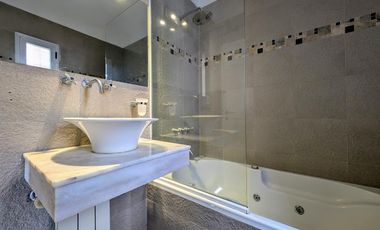 CASA VENTA VICENTE LOPEZ 4 AMBIENTES COCHERA APT CREDITO
