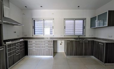 CASA VENTA VICENTE LOPEZ 4 AMBIENTES COCHERA APT CREDITO