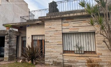 Casa en Venta 3 ambientes en Bernal - Piscina.