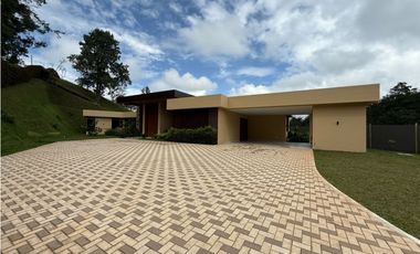 Casa moderna en unidad cerrada vía San Antonio la Ceja CM