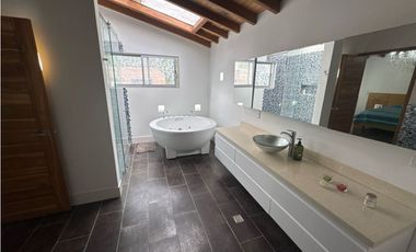 SE VENDE CASA EN LA CEJA UNIDAD CERRADA 389 m2 MUY GRANDE TURCO 2 parq
