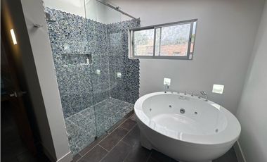 SE VENDE CASA EN LA CEJA UNIDAD CERRADA 389 m2 MUY GRANDE TURCO 2 parq