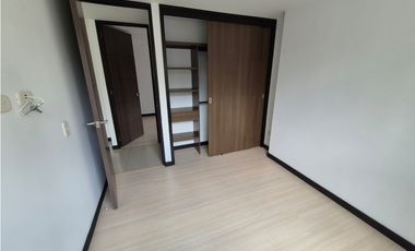 Vendo apartamento en Sabaneta, piso alto, unidad completa.