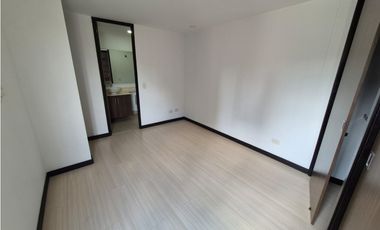 Vendo apartamento en Sabaneta, piso alto, unidad completa.
