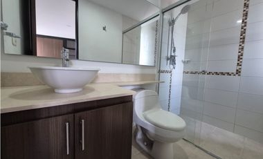 Vendo apartamento en Sabaneta, piso alto, unidad completa.