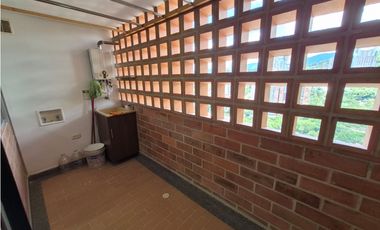 Vendo apartamento en Sabaneta, piso alto, unidad completa.
