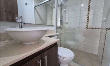 Vendo apartamento en Sabaneta, piso alto, unidad completa.